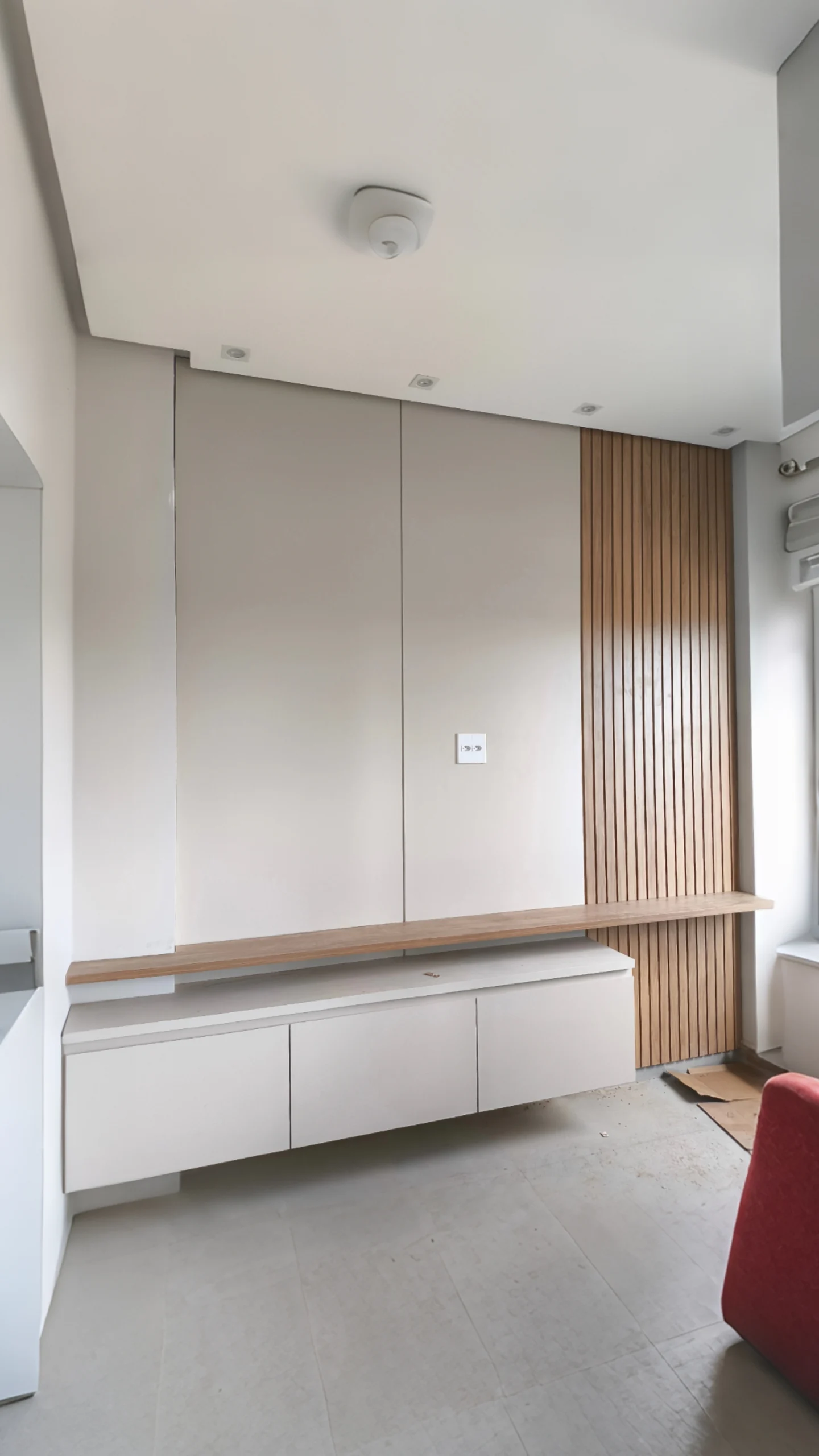 Painel de sala planejado com rack e nichos